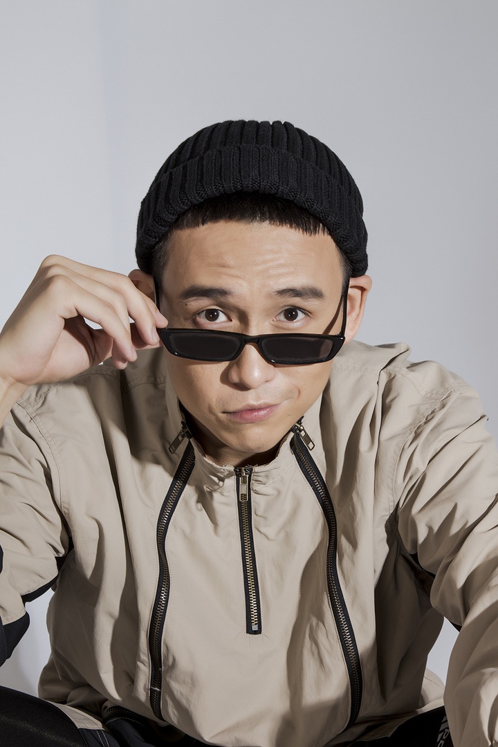 MC Quang Bảo lột xác khi để kiểu tóc đầu đinh, ăn vận cá tính - Ảnh 6.