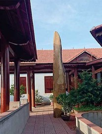 Đường b&#234; t&#244;ng l&#224;m đến cổng biệt phủ gỗ của nguy&#234;n chủ tịch huyện th&#236; tạm dừng v&#236; &quot;hết vốn&quot;