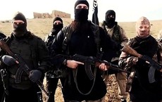IS bất ngờ tấn công, QĐ Syria hứng thương vong: Binh sĩ thiệt mạng nằm la liệt
