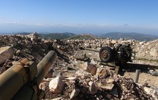 Phiến quân bất ngờ dồn dập ném bom, phóng tên lửa vào quân đội Syria