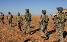 Nhóm binh sĩ Mỹ đầu tiên vội vã lên xe bọc thép rút khỏi Syria