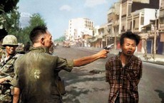 Bức ảnh g&#226;y sốc ‘H&#224;nh quyết tại S&#224;i G&#242;n’: S&#225;t nh&#226;n Nguyễn Ngọc Loan nhắn g&#236; cho vợ chiến sỹ biệt động bị bắn?