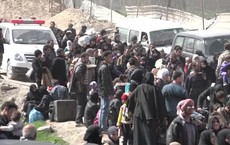 Hàng chục ngàn chiến binh Syria đầu hàng di tản về Idlib, nhà tù kiểu trại tập trung được phát hiện ở tử địa Đông Ghouta