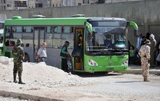 Hàng ngàn tay súng xin hàng lũ lượt rút khỏi Đông Ghouta, quân đội Syria lại phát hiện đường hầm lớn