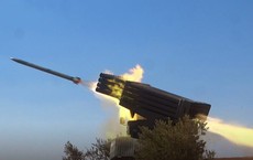 Pháo binh Syria dìm các chiến binh Hồi giáo cực đoan trong bão lửa ở Hama, Idlib Pháo binh Syria dìm các chiến binh Hồi giáo cực đoan trong bão lửa ở Hama, Idlib