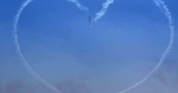24h qua ảnh Máy bay phun khói vẽ hình trái tim trên bầu trời