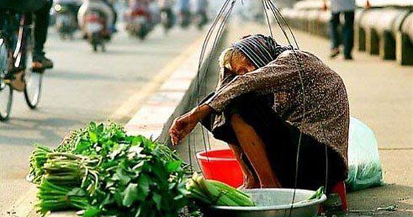 chuyện bà lão bán rau Ở trong chợ thành nam thường xuyên nhìn thấy một bà lão, mỗi ngày đều cầm một cái túi vải trong tay, đi nhặt mấy cọng rau mà người khác vứt đi ở trước quầy bán rau trong chợ, bà lão này tên là triệu quế chi, mọi người xung quanh đều biết bà là một người đáng. chuyện bà lão bán rau Ở trong chợ thành nam thường xuyên nhìn thấy một bà lão, mỗi ngày đều cầm một cái túi vải trong tay, đi nhặt mấy cọng rau mà người khác vứt đi ở trước quầy bán rau trong chợ, bà lão này tên là triệu quế chi, mọi người xung quanh đều biết bà là một người đáng.