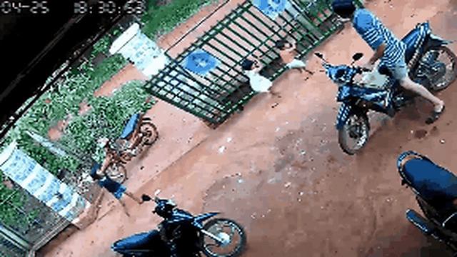 Image result for CÃ¡nh cá»ng Äá» sáº­p xuá»ng 2 Äá»©a tráº» khiáº¿n cáº£ gia ÄÃ¬nh la hÃ©t tháº¥t thanh