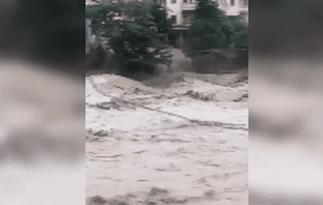 Lũ quét ở Yên Bái: Nước cuồn cuộn chảy mà tưởng ô tô ở đâu chạy về nhiều thế!