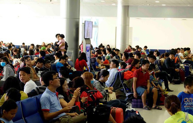 Sương mù dày đặc tại miền Bắc khiến hàng chục chuyến bay về Tết không thể cất, hạ cánh