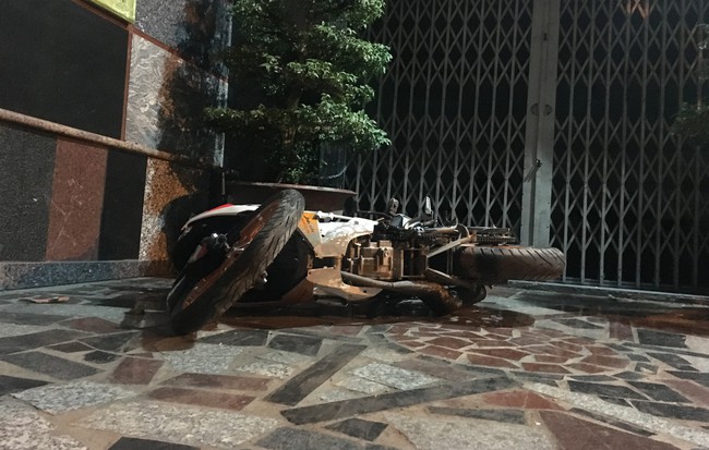 Chạy xe máy chưa biển số với tốc độ cao rồi tông vào trụ đèn, nam thanh niên tử vong tại chỗ