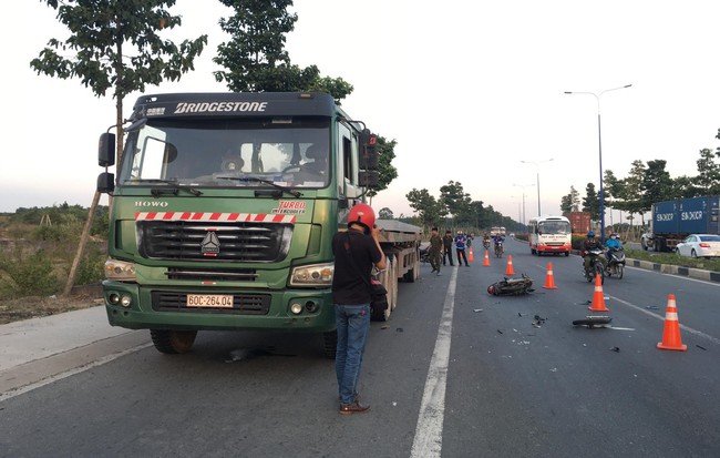 Xe máy rụng bánh sau va chạm, nam thanh niên nằm lọt dưới gầm xe container