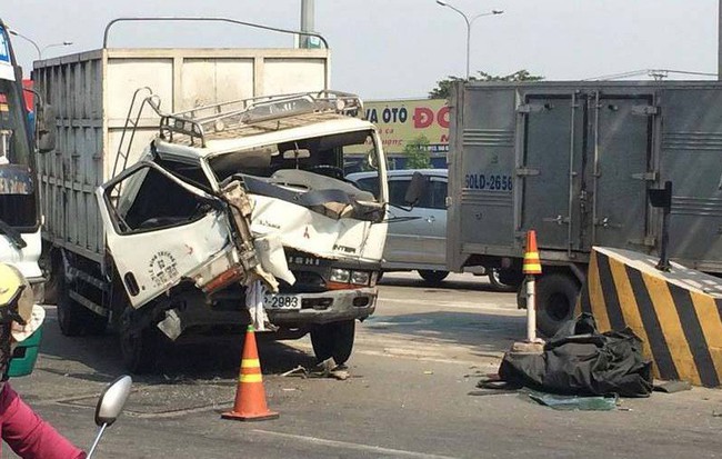 3 ô tô tông liên hoàn ở trạm thu phí BOT, nhân viên bán vé tháo chạy
