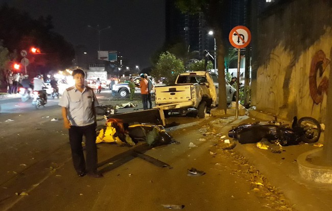 Xe bán tải tông 6 xe máy, 1 nạn nhân tử vong, nhiều người bị thương ở Sài Gòn
