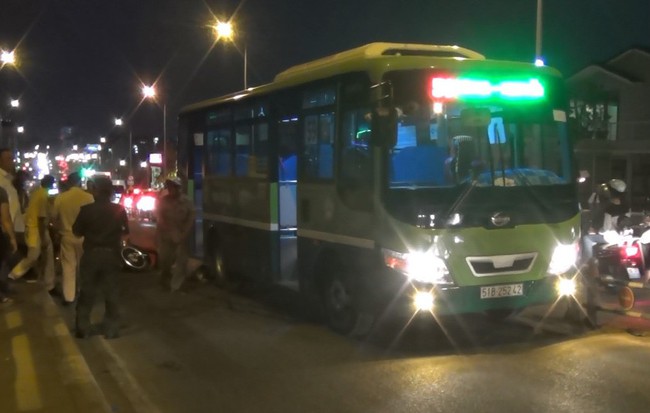 Va chạm với xe buýt trên cầu, cô gái trẻ bị cán tử vong thương tâm