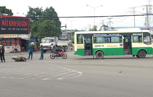 Nhân chứng kể phút cấp cứu 2 thiếu nữ nồng nặc mùi rượu bia gặp nạn ở ngã tư