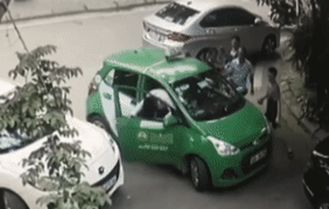 Tài xế taxi bị đập gạch vỡ đầu được chuyển sang Bệnh viện Việt Đức điều trị