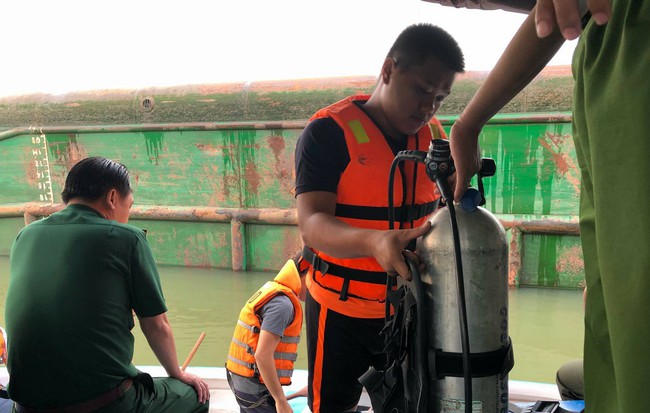 Sà lan chở cát chìm trên sông Đồng Nai, 3 người trong gia đình mất tích
