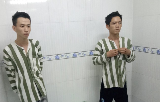 Bắt nóng 2 tên nghiện dùng hung khí chống trả công an 1 Bắt nóng 2 tên nghiện dùng hung khí chống trả công an 1