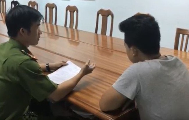 Cán bộ trật tự đô thị ở Sài Gòn bị 3 người bán ốc ở vỉa hè hành hung Cán bộ trật tự đô thị ở Sài Gòn bị 3 người bán ốc ở vỉa hè hành hung 1
