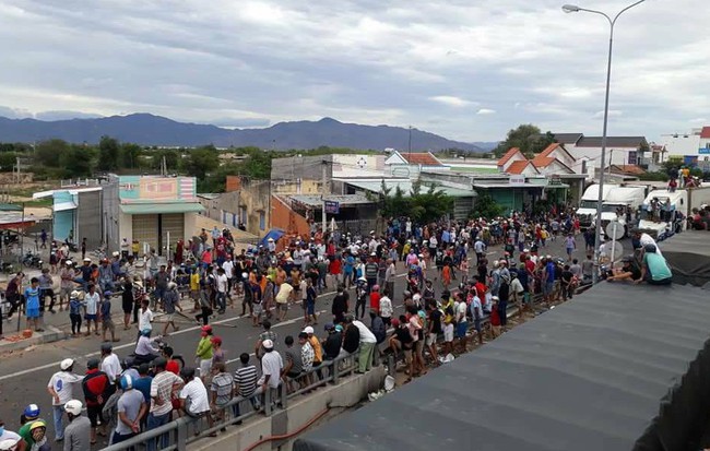 Giám đốc công an Bình Thuận bác tin có người tử vong trong vụ đám đông đập phá trụ sở UBND tỉnh