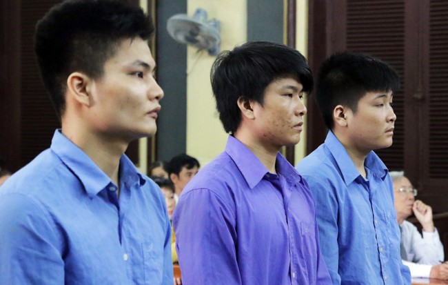 Từ chuyện tranh giành bạn gái, 3 anh em cùng nhau gây án mạng Từ chuyện tranh giành bạn gái, 3 anh em cùng nhau gây án mạng 1