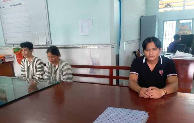 Khởi tố cặp nam nữ dùng đá tấn công công an ở Sài Gòn 1 Khởi tố cặp nam nữ dùng đá tấn công công an ở Sài Gòn 1
