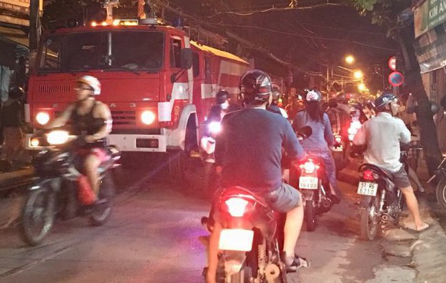 Một cảnh sát PCCC bị thương khi đang chữa cháy 2 căn nhà ở Sài Gòn
