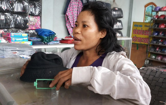 Người phụ nữ nhặt tiền rơi: “Tôi nói mọi người trả lại nhưng họ bỏ túi đi mất” Người phụ nữ nhặt tiền rơi: “Tôi nói mọi người trả lại nhưng họ bỏ túi đi mất” 1