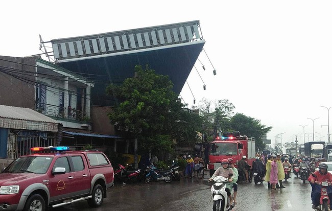 Bảng quảng cáo bất ngờ đổ sập trong mưa, đè chết người ở TP.HCM - ảnh 1 Hình ảnh Bảng quảng cáo bất ngờ đổ sập trong mưa, đè chết người ở TP.HCM số 1