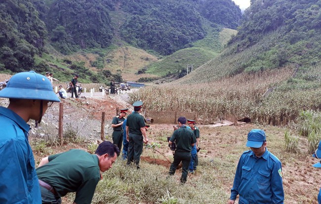 Bộ đội giúp dân trồng cây bơ giữa sào huyệt ma túy ở Lóng Luông