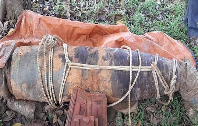 Lũ rút, người dân phát hiện quả bom 1 tấn trồi lên mặt đất