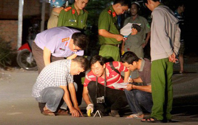 Truy bắt đối tượng dùng hung khí đâm 2 nam thanh niên nguy kịch ở Sài Gòn Truy bắt đối tượng dùng hung khí đâm 2 nam thanh niên nguy kịch ở Sài Gòn 1