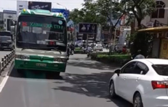 Đình chỉ tài xế lái xe buýt nghênh ngang chạy ngược chiều ở Sài Gòn