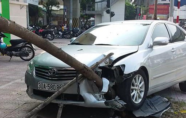 Xế hộp Camry tông liên hoàn trên phố Hà Nội, 2 người bị thương