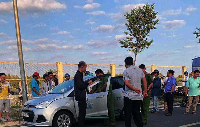 Tài xế taxi bị 1 trong 2 nam hành khách dùng dao cứa cổ khi dừng xe theo yêu cầu