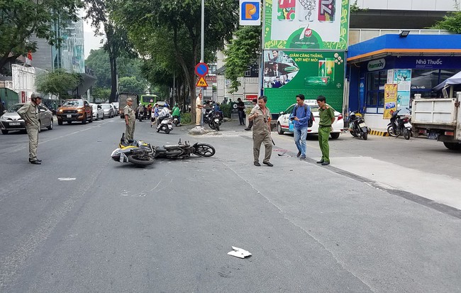Va chạm với xe máy khi đang trên đường đến chỗ làm, cô gái bị đứt gần lìa chân ở Sài Gòn