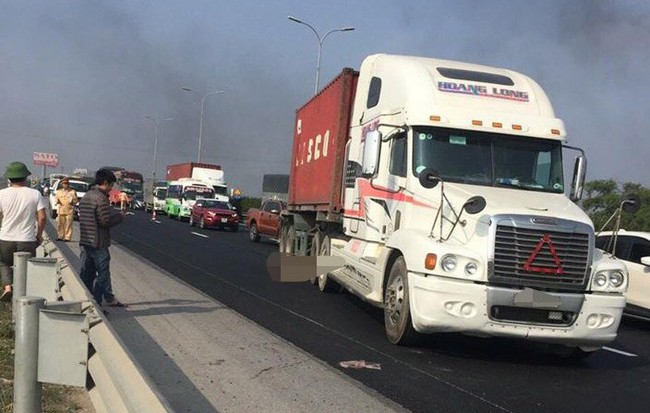 Xe container đâm công nhân làm đường tử vong trên cao tốc Pháp Vân - Cầu Giẽ