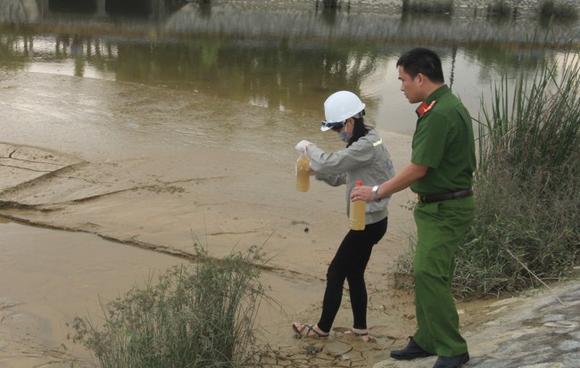 Phát hiện nhà máy nước xả bùn thải phủ kín mặt hồ điều hòa ở Nghệ An