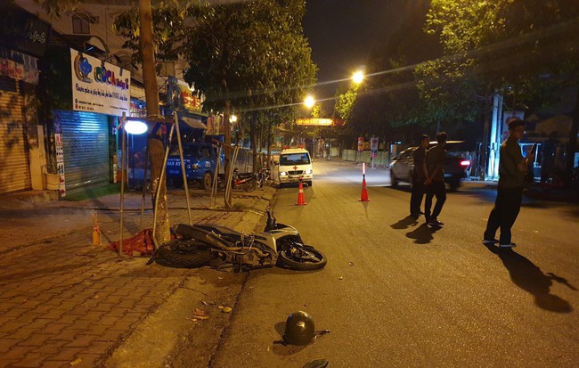 Cha mẹ mới chết vì tai nạn giao thông, con trai đi xe máy tông gốc cây trên vỉa hè tử vong