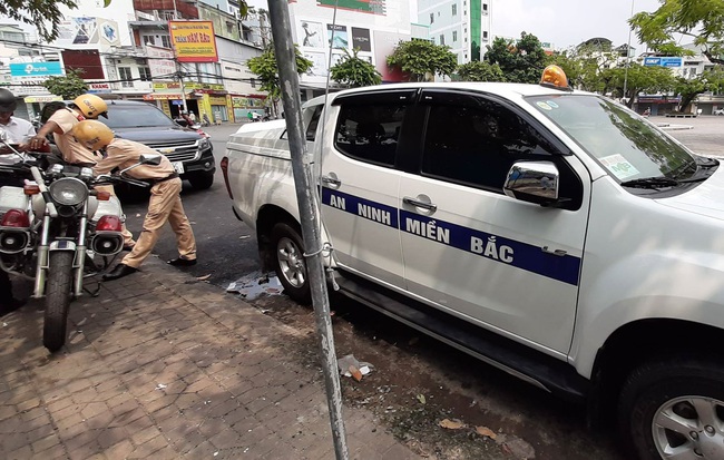 Bắt giữ xe gắn bảng hiệu