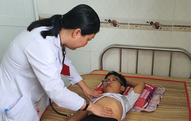 4 anh em ruột cùng bị ngộ độc thuốc trừ cỏ sau khi uống ly nước ngọt mẹ đưa