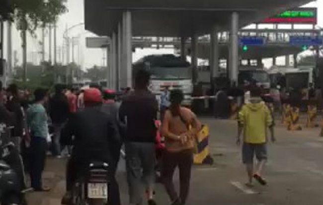 Người dân mang phương tiện đến trạm thu phí phản đối việc thu phí