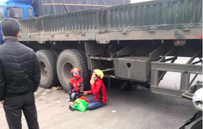 Mẹ gào khóc trong tuyệt vọng khi chứng kiến cảnh con gái 5 tuổi bị xe container đâm tử vong