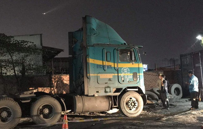 Bất ngờ phát hiện tài xế xe container tử vong trong cabin