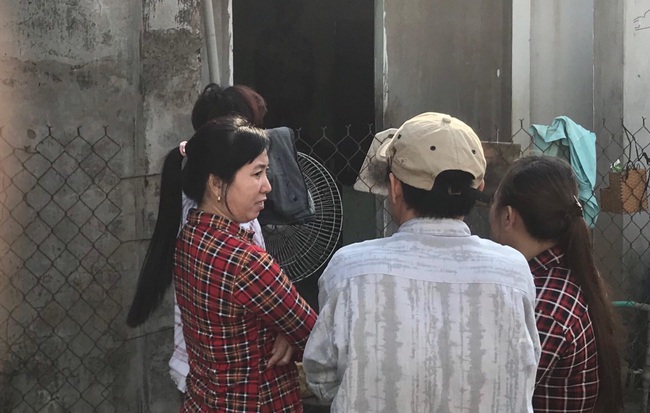 Nam thợ hồ quỳ gối dưới kệ tủ, tử vong trong tư thế treo cổ
