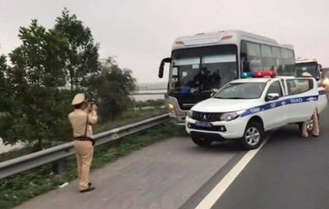 Chở quá số người quy định, xe khách chạy trốn ép xe cảnh sát vào lề đường