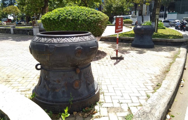Lư hương trước tượng đài Trần Hưng Đạo được di dời về đền thờ Đức thánh Trần