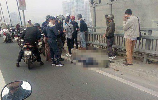 Hà Nội: Xe buýt đâm tử vong người đàn ông đi xe máy cùng chiều trên cầu Nhật Tân