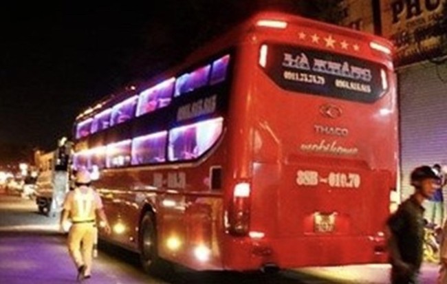Tài xế xe khách dương tính ma tuý chống đối CSGT, cởi áo lẻn qua cửa sau xe bỏ trốn